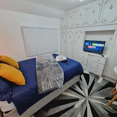 Luxury Double Bed With Private Bathroom, Netflix, Work Space And Wifi Leeds  Exterior photo