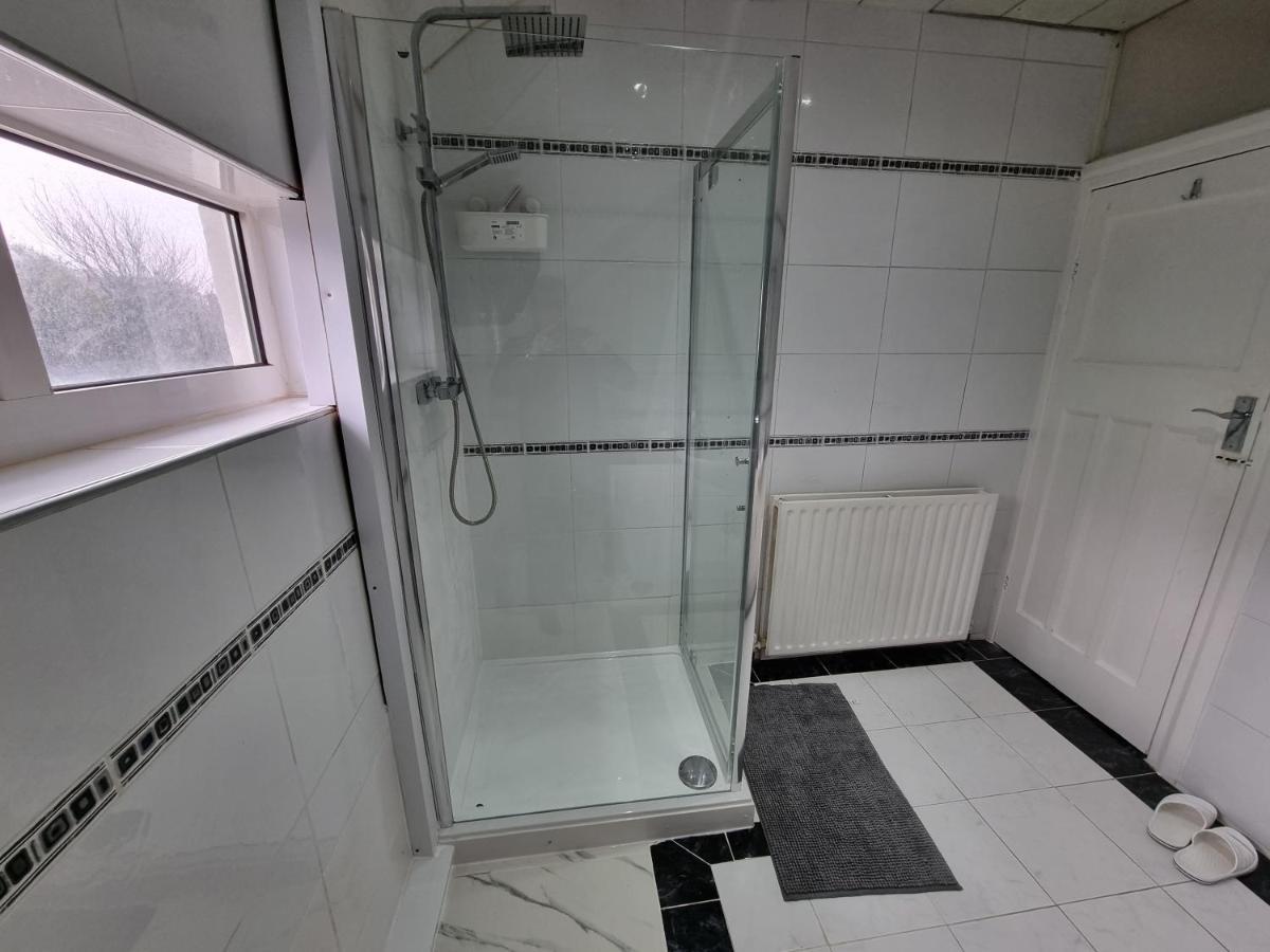 Luxury Double Bed With Private Bathroom, Netflix, Work Space And Wifi Homestay