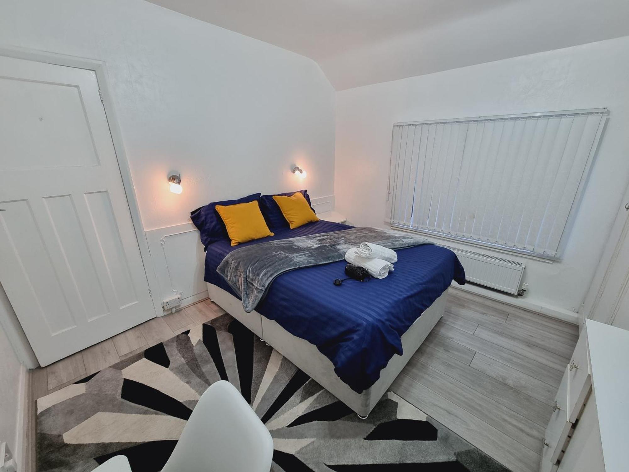 Homestay Luxury Double Bed With Private Bathroom, Netflix, Work Space And Wifi Leeds (West Yorkshire)