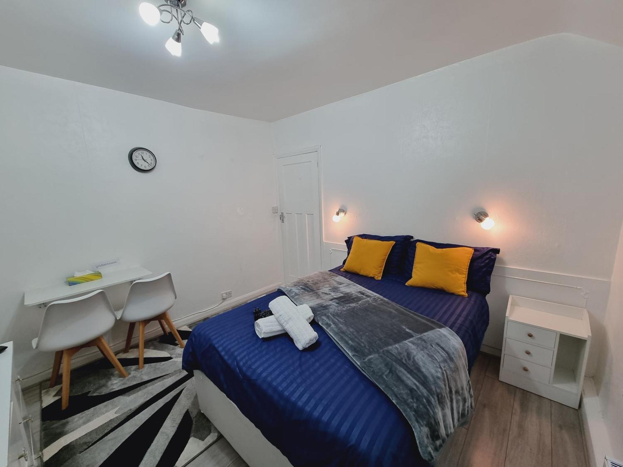 Luxury Double Bed With Private Bathroom, Netflix, Work Space And Wifi Homestay